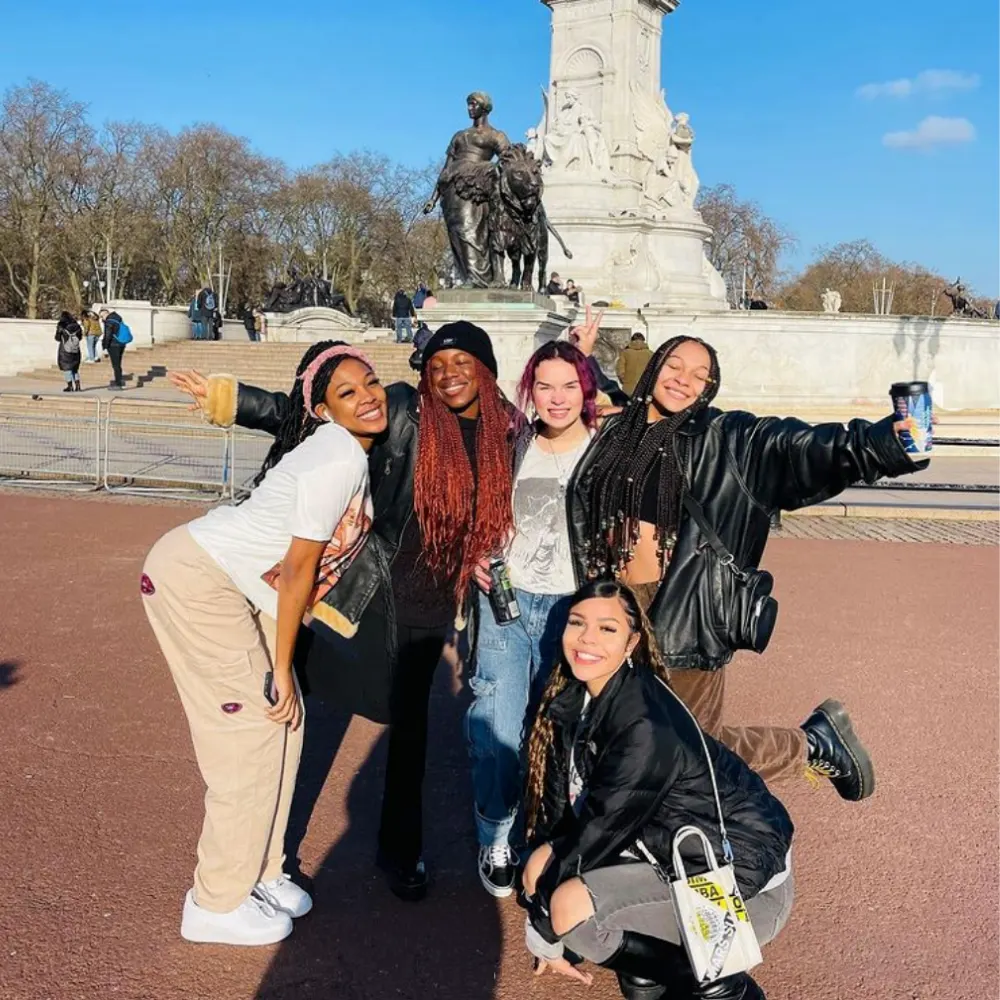 Verto students posing in front of the Victoria Memorial outside Buckingham Palace in London