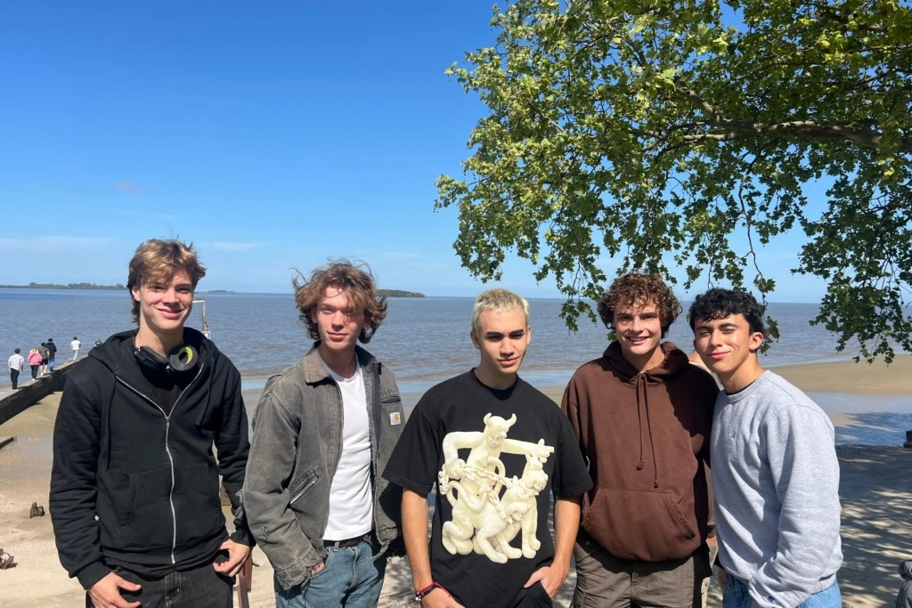 5 Students posing for the camera during an excursion to Iguazu falls. 