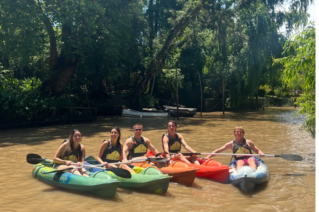 5 Verto students in kayaks in the Tigre Delta on a day excursion. 