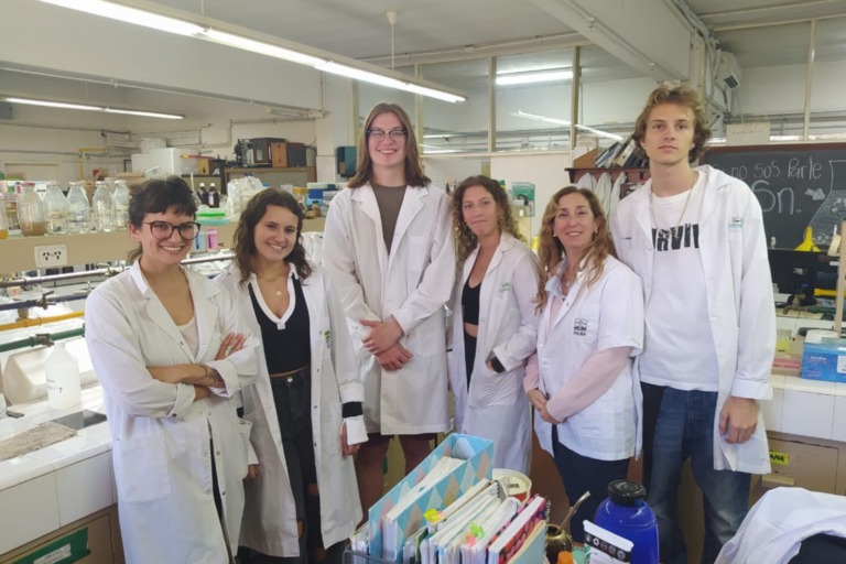 5 Students and their professor in a Biology lab in Buenos Aires.