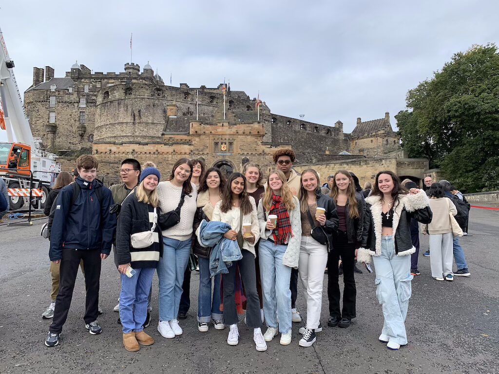 Verto students on an excursion in Edinburgh at Edinburgh castle.
