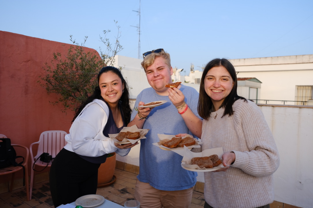 Students eating on the rooftop of the Seville study center. 